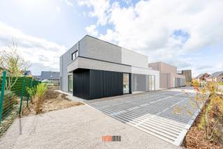 Deze nieuwbouwwoning biedt een sterke combinatie van moderne architectuur, comfort en hoog energie- en woontechnisch niveau in een goed bereikbare, groene locatie in Wingene. <br /><br />De woning is ideaal voor een gezin, die op zoek is naar ruime, lichtrijke ruimtes met een zuidgerichte tuin, in een kwalitatieve nieuwbouwsetting. <br />Dankzij de aandacht voor afwerking, duurzame technieken en de perfecte locatie, is de woning zowel aantrekkelijk als toekomstgericht.<br /><br />Woonindeling:<br />Inkomhal met vestiaire en gastentoilet, aan de voorzijde een functionele ruimte dat kan dienst doen als bureau/hobbyruimte/speelruimte of slaapkamer, eet- en leefruimte met open ingerichte keuken met aansluitend een ruime berging/wasplaats. <br />Op de verdieping hebben we 3 volwaardige slaapkamers, badkamer met dubbele lavabomeubel, ligbad en inloopdouche en apart toilet op de hal en een technische ruimte waar alle technieken worden voorzien (ventilatiesysteem D, vloerverwarming, zonnepanelen, warmtepomp type lucht/water).<br /><br />De woning beschikt daarnaast over een zuidgerichte tuin &amp; terras en privatieve parkeerplaatsen vooraan.<br /><br />Een belangrijk pluspunt van deze woning is dat de koper nog inspraak heeft in de binnenafwerking.<br />Vloeren, keuken en badkamer kunnen volledig worden gekozen volgens uw persoonlijke stijl en budget. Zo creëert u een woning die volledig aansluit bij uw eigen woonwensen — van modern minimalistisch tot warm en landelijk.<br /><br />Meer info en/of een plaatsbezoek, neem gerust contact op 0470 50 50 50 of info@futurimmo.be.