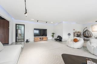 <p>Te koop: ruim appartement in Sint-Niklaas, gelegen aan de Antwerpsesteenweg, in een residentiële woonkern nabij scholen, openbaar vervoer en invalswegen.</p>

<p>Dit appartement uit 1969 biedt royale leefruimtes en een praktische indeling, ideaal voor een gezin of wie graag extra ruimte heeft. De ligging combineert het comfort van een rustige woonomgeving met de nabijheid van het treinstation en belangrijke verbindingswegen. Het EPC-label C zal nog herberekend worden naar een EPC B, wat zorgt voor een evenwichtige energieprestatie.</p>

<p>Belangrijkste ruimtes:<br />• Ruime woonkamer (65 m²) met veel lichtinval<br />• Keuken (16,65 m²) volledig ingebouwd met inductiekookplaat, oven, combi-oven, vaatwasser en meer<br />• Vier slaapkamers (22,14 m²; 21,86 m²; 13,72 m²; 11,45 m²)<br />• Badkamer (10,61 m²) met douche, ligbad en aansluitingen voor wasmachine en droogkast<br />• Terras (19 m²) voor buiten genieten<br />• Inkomhal (18,76 m²) met parlofoon en videofoon<br />• Twee bergingen (3,63 m² en 2,11 m²)<br />• Apart toilet (5,04 m²) met handenwasser<br />• Staanplaats</p>

<p>Troeven:<br />• Royale leefruimte en vier volwaardige slaapkamers<br />• Centrale ligging nabij scholen, openbaar vervoer en treinstation<br />• Praktisch terras (19m²) en privatieve autostaanplaats</p>

<p> </p>

<p>Neem vandaag nog contact op met je ERA-makelaar voor een bezoek.</p>