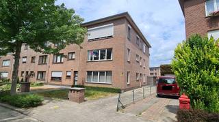 <p><span>Op wandelafstand Aartselaar centrum perfect instapklaar 3-slpk appartement met garagebox. </span></p><p><span>Appartement beschikt over een aangename leefruimte in L-vorm met veel lichtinval. </span></p><p><span>Volledig ingerichte keuken voorzien van frigo met diepvriesvak, vaatwas, oven, 4-pits gasvuur. </span></p><p><span>Praktische afzonderlijke berging/wasplaats. </span></p><p><span>3 slaapkamers (7, 12 en 14 m²) + badkamer uitgerust met ligbad en enkele lavabo. </span></p><p><span> </span></p><p><span>- Achteraan het gebouw bijhorende afzonderlijke garagebox. </span></p><p><span>- lage maandelijkse onkosten (40€)</span></p><p><span>- Nutsvoorzieningen individueel te betalen. </span></p>