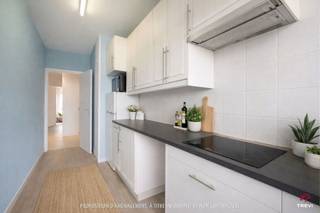 UCCLE, idéalement situé à deux pas des commerces, des transports (tram/bus), des écoles et des parcs, cet appartement lumineux de ± 80 m² au 8e...