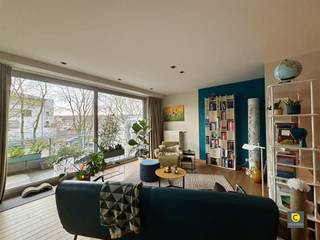 <h3><span>Ruim en lichtrijk 2-slaapkamerappartement met zonnig terras op topligging</span></h3><p><span>Dit ruime en lichtrijke appartement van 116 m² is gelegen in de gegeerde wijk De Veldekens. Dankzij de uitstekende ligging bevinden scholen, parken, sportfaciliteiten en winkels zich op wandelafstand, wat dit appartement ideaal maakt voor comfortabel en praktisch wonen.</span></p><h4><span>Indeling van het appartement</span></h4><p><span>Inkomhal</span><span><br />U betreedt het appartement via een ruime inkomhal met parketvloer. Deze is uitgerust met een veiligheidsdeur, ingemaakte vestiairekasten en een videofoon, wat zorgt voor comfort en veiligheid vanaf het eerste moment.</span></p><p><span>Woonkamer & keuken</span><span><br />De gezellige woonkamer geniet van een overvloed aan natuurlijk licht dankzij de grote schuiframen aan de voorzijde. De ruimte biedt meer dan voldoende plaats voor zowel een stijlvol salon als een aangename eetruimte.<br />Verder is de woonkamer afgewerkt met ingebouwde spots en verduisterende gordijnen.<br />Via de leefruimte heeft u toegang tot het zuidwestgericht, deels overdekt terras, ideaal om in alle rust van de zon te genieten.</span></p><p><span>De open keuken is praktisch ingericht en afgewerkt met een onderhoudsvriendelijke tegelvloer. Ze is volledig uitgerust met een elektrisch kookvuur, oven, vaatwasser, lavabo en koelkast met diepvriezer. Aansluitend bevindt zich een aparte berging voor extra opslagruimte.</span></p><p><span>Slaapkamers, badkamer & wasberging</span><span><br /></span><span>De nachthal geeft toegang tot twee slaapkamers, de badkamer, een wasberging en een apart toilet.<br />Beide slaapkamers bevinden zich aan de rustige achterzijde van het gebouw.<br />De eerste slaapkamer (13 m²) is voorzien van kwalitatieve stores en biedt toegang tot een tweede terras.<br />De tweede slaapkamer (15 m²) beschikt over een grote ingemaakte kast en verduisterende gordijnen.<br />De badkamer is uitgerust met een ligbad met douchecombinatie, handdoekradiator en een lavabomeubel.<br />Daarnaast is er een aparte wasberging met aansluiting voor wasmachine en droogkast.<br />Het toilet is afzonderlijk en voorzien van een handenwasser.</span></p><p><span>Terras, garage & kelder</span><span><br />Het ruime, zuidwest georiënteerde terras van 17 m², deels overdekt, biedt een heerlijke buitenruimte waar u in alle rust van de zon kunt genieten.<br />Een privatieve kelderberging met schabben is inbegrepen en er is tevens een gemeenschappelijke fietsenberging beschikbaar.<br />Ondergronds bevindt zich een autostaanplaats, verplicht bij te huren aan 100,00 /maand.</span></p><p><span>Huurprijs en kosten</span><span>: </span></p><p><span>Huurprijs</span><span>: €1.150,00/maand (appartement) </span></p><p><span>Maandelijkse lasten:</span><span> €120,00 / maand -provisie voor water, onderhoud en minuterie gemene delen + €100,00 (ondergrondse autostaanplaats en gemeenschappelijke fietsenstalling)</span></p><p><span>Beschikbaar:</span><span> 01/03/2026</span></p><p><span> </span></p><p><span>Troeven:</span></p><ul><li><span>Ruim ZW-georiënteerd terras</span></li><li><span>Rustige locatie</span></li><li><span>Ingebouwde spots </span></li><li><span>Gordijnen en lichtarmaturen deels aanwezig</span></li><li><span>Gemeenschappelijke fietsenberging</span></li><li><span>Privatieve kelderberging</span></li><li><span>Mobiscore 9,4/10</span></li></ul><p><span> </span></p><p><span> </span></p>