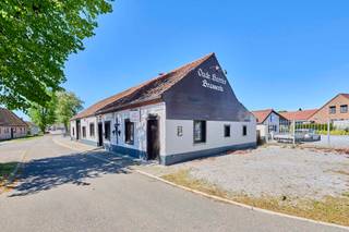 <p><strong>Karaktervolle woning met polyvalente handelsruimte en een authentieke uitstraling.</strong></p>
<p><strong>Volledig gerenoveerd in 2011.</strong></p>
<p><strong>Beschrijving</strong></p>
<p>Bent U op zoek naar een woning met karakter, ruimte en de mogelijkheid om uw eigen woonproject vorm te geven dan biedt dit historisch pand in Hechtel een ideale kans.</p>
<p>Deze unieke eigendom biedt maar liefst 260 m² bruikbare ruimte op een perceel van 5.51 are.</p>
<p>Mits een kleine bestemmingswijziging kan deze eigendom uitgroeien tot een bijzondere gezinswoning, een combinatie van wonen en werken of een ruime woonst wie houdt van open ruimtes en sfeervolle elementen.</p>
<p>De authentieke architectuur en het herkenbare karakter van het pand zorgen voor een unieke sfeer die vandaag nog weinig te vinden is.</p>
<p>Het gebouw verkeert in goede constructieve staat en beschikt over dubbele beglazing, de aansluitingen van gas, elektriciteit en water zijn voorzien waardoor het pand meteen bruikbaar is.</p>
<p>Het EPC heeft een label C.</p>
<p>Daarnaast geniet U van een gunstige ligging in een rustige groene woonomgeving, nabij lokale voorzieningen, scholen en verbindingswegen.</p>
<p>Bent U op zoek naar een woning die U volledig naar uw hand kunt zetten en waar authenticiteit en potentieel centraal staan?</p>
<p>Dan is dit pand zeker een bezoek waard.</p>
<p>Contacteer ons gerust voor meer informatie of een bezichtiging.<span> </span></p>