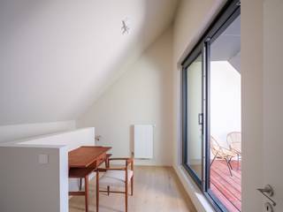 <strong>Hoogwaardig gerenoveerd duplex appartement met zonnig terras in het centrum van Gent</strong><br /><br /><em>Voor bezoekaanvragen: info@carloeggermont.be</em><br /><br />Op een <strong>gegeerde locatie</strong> tussen het Begijnhof, de Coupure en het <strong>historische centrum van Gent</strong> bevindt zich dit <strong>lichtrijke duplexappartement</strong>, onderdeel van een<strong> kleinschalig renovatieproject </strong>in een authentiek hoekgebouw. De residentie omvat slechts vier entiteiten, wat garant staat voor privacy, een <strong>eenvoudig beheer en lage gemeenschappelijke kosten.</strong><br /><br />De <strong>renovatie werd uitgevoerd in 2026 </strong>met bijzondere aandacht voor<strong> energie-efficiëntie</strong>, kwalitatieve materialen en een tijdloze afwerking. Dit resulteert in een instapklaar appartement met een <strong>gunstige EPC B-score</strong> en hedendaags wooncomfort.<br /><br />Met een <strong>bruikbare vloeroppervlakte van ca. 71 m²</strong> biedt het appartement een aangename woonbeleving in het hart van de stad. De indeling omvat een lichtrijke leefruimte met naastgelegen keuken, een ruime slaapkamer, een tweede compacte kamer, een afzonderlijke bureauruimte met toegang tot het zonnige terras een stijlvolle badkamer.<br /><br />Daarnaast beschikt de residentie over een <strong>gemeenschappelijke fietsenberging.</strong><br /><br /><strong>Een interessante opportuniteit voor zowel eigen bewoning als investering, dankzij de centrale ligging, kwalitatieve renovatie en beperkte kostenstructuur.</strong><br /><em>(opmaak aandeel kosten opmeting en basisakte ten laste van de koper)</em>