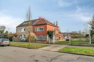 BEZOEKDAG OP ZONDAG 21 JUNIDeze te renoveren halfopen gezinswoning bevindt zich in een rustige straat in Gentbrugge. Op 15min fietsen sta je in het centrum van Gent. De woning is vlakbij alle invalswegen (E40, E17) en het station van Merelbeke.Het perceel van 383m2 biedt tal van mogelijkheden om uw droomwoning te realiseren. (Opgelet: het grasveld naast het huis maakt geen deel uit van het perceel). Het gunstige EPC-attest D biedt de mogelijkheid om de woning op eigen tempo aan te passen.Via de voordeur kom je binnen in de hal met toegang tot de keuken en de leefruimte. De leefruimte is bijzonder groot, lichtrijk en kan je op veel manieren indelen: zithoek, eetplaats, bureau, speelhoek, etc.De keuken is niet geïnstalleerd, wel voorzien van de nodige aansluitingen. De keukenruimte heeft connectie met de leefruimte en kan je nog verder opentrekken indien gewenst. Aansluitend aan de keuken is een apart toilet waar voldoende ruimte is om een berging/wasplaats te creëren.Via de leefruimte kom je in de veranda die uitkijkt op de tuin waar bijna de hele dag zon is. In de tuin is er een ruime schuur waar je al jouw tuinmeubilair kwijt kunt en ook fietsen kunt parkeren.Op de 1e verdieping zijn er 2 ruime slaapkamers en een douchekamer. Via een vaste trap kom je op de zolderkamer die kan dienen als berging, bureauruimte of 3e slaapkamer.Meer info of een bezoek inplannen: dewaele.comDe algemene voorwaarden van Dewaele DIY kunt u steeds raadplegen via dewaele.com.Bestuursmaatregelen in het maatregelenregister: in aanvraag