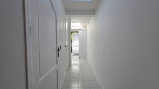 <p><span>Stijlvol gerenoveerde woning nabij De Vaart (Leuven)</span></p><p><span> </span></p><p><span>Zoekt u een energiezuinige, smaakvol afgewerkte woning op wandelafstand van de Leuvense binnenstad? Deze woning combineert comfort met een toplocatie in een rustige fietsstraat.</span></p><p><span> </span></p><h3><span>Troeven & Comfort</span></h3><h3><span> </span></h3><ul><li><span>Energiezuinig (EPC B - bijna A):</span><span> Vloerverwarming, driedubbele beglazing en hoogwaardige isolatie.</span></li><li><span>Kwalitatieve afwerking:</span><span> Warm houtparket in de leefruimtes en slaapkamers; onderhoudsvriendelijke tegels in keuken en badkamer.</span></li><li><span>Toplocatie:</span><span> Rustig gelegen nabij De Vaart, op 10 minuten wandelen van het bruisende stadscentrum en < 2 minuten van het openbaar vervoer.</span></li></ul><p><span> </span></p><h3><span>Indeling</span></h3><h3><span> </span></h3><ul><li><span>Gelijkvloers:</span><span> Lichtrijke open leef- en eetruimte. Aansluitend de volledig uitgeruste keuken (inductiekookplaat, oven, vaatwasser, wasmachine en droogkast) met toegang tot de gezellige tuin. Badkamer met dubbele wastafel, douche én ligbad. Afzonderlijk toilet.</span></li><li><span>1e Verdieping:</span><span> Twee slaapkamers (17 m² en 9 m²).</span></li><li><span>2e Verdieping:</span><span> Indrukwekkende master bedroom / zolderkamer van 36 m² met ruime opbergmogelijkheden.</span></li></ul><p><span> </span></p><p><span>Interesse? Vul het inlichtingenfiche in onder het tabblad 'Documenten' en bezorg het ons per e-mail.</span></p><p><span> </span></p>