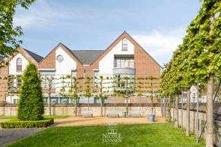 Dit zeer ruime appartement met maar liefst 176m² bruikbare woonoppervlakte werd recent helemaal opgefrist. Men kan volledig leven op de eerste...