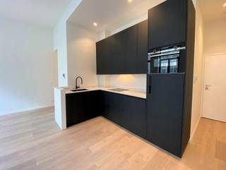 Dit appartement is gelegen in een kleinschalig gebouw in de Museumstraat. Een ideale ligging tussen het Koninklijk Museum voor Schone Kunsten en Zuidpark.<br />Met de rock-‘n-roll-slagerij “The Butcher’s store” op het gelijkvloers, een grote Delhaize aan de overkant van de straat en diverse gezellige restaurants en cafeetjes op wandelafstand, is dit een fantastische locatie. Bovendien is een goede bereikbaarheid gegarandeerd dankzij de nabijheid van grote invalswegen.<br /><br />Het appartement beschikt over alle hedendaagse luxe dankzij de uiterst smaakvolle en neutrale materiaalkeuze en inrichting.<br /><br />Via de inkomhal komt u meteen binnen in de leefruimte met open keuken. Dankzij de grote raampartijen kan u hier de hele voormiddag genieten van het zonnetje.<br />De keuken heeft een modern en greeploos zwart design, wit keukenblad in marmerlook en is uitgerust met inductievuur, oven, vaatwasser en koelkast met vriesvak.<br /><br />De twee slaapkamers bevinden zich aan de rustige achterzijde van het gebouw. Bovendien geeft de masterbedroom uit op het terras van maar liefst ca 25 m². Beide kamers kunnen gebruikmaken van de trendy badkamer met douche en lavabo.<br /><br />Apart gastentoilet en bergruimte met aansluitingen voor wasmachine en droogkast .<br /><br />Gemeenschappelijke lasten: 75 Euro per maand.<br />Alle nutsvoorzieningen (gas, water en elektriciteit) zijn privé op te nemen door de huurder.<br /><br />Beschikbaar vanaf 1 november 2026.