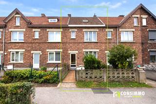 Bent u op zoek naar een woning die u volledig naar eigen smaak en behoeften kunt renoveren? Deze woning aan de Henri Forirstraat 21 in Genk-Zwartberg biedt een interessante basis met vier slaapkamers, een tuin en garage. Ideaal voor wie op zoek is naar een renovatieproject met voldoende ruimte en mogelijkheden om er een eigentijdse gezinswoning van te maken.<br /><br /><strong>Indeling</strong><br />Via de inkomhal betreden we de woning en bereiken we de woonkamer. Aansluitend bevindt zich de eetkamer, die op haar beurt toegang biedt tot de keuken. Vanuit de keuken bereiken we de badkamer.<br />Op de eerste verdieping bevinden zich drie slaapkamers. Via de zolderverdieping beschikt de woning over een vierde slaapkamer, waardoor er ook voor een groter gezin voldoende slaapruimte aanwezig is.<br />Er is ook een praktische kelderberging aanwezig.<br /><br />Buiten beschikt de woning over een tuin met een deels overdekt terras, waardoor u ook bij minder goed weer van de buitenruimte kunt genieten. Een praktische buitenberging en een afzonderlijke garage zorgen voor bijkomende opslag- en parkeermogelijkheden. Zowel de tuin als de garage zijn achteraan eveneens bereikbaar via een achterliggende servitudeweg, wat zorgt voor een praktische bijkomende toegang tot het perceel.<br /><br /><strong>Technische informatie</strong><br />De woning dient verder opgeknapt en gemoderniseerd te worden en biedt hierdoor de mogelijkheid om de afwerking volledig af te stemmen op de eigen woonwensen. Het pand beschikt over een EPC-label F en is bijgevolg onderhevig aan de energetische renovatieverplichting. De verwarming gebeurt op aardgas, waarbij reeds een recente condenserende verwarmingsketel werd geplaatst. Een interessante basis voor wie bereid is verder te investeren en de woning stap voor stap wil omvormen tot een comfortabele thuis.<br /><br /><strong>Buurtinformatie</strong><br />De woning bevindt zich in een aangename woonomgeving in Genk-Zwartberg, waar rustig wonen gecombineerd wordt met een goede bereikbaarheid. Scholen, winkels, horeca, openbaar vervoer en andere dagelijkse voorzieningen bevinden zich in de directe omgeving.<br />Ook op vlak van bereikbaarheid geniet u hier van een gunstige ligging. Dankzij de vlotte aansluiting op de belangrijkste invalswegen en de E314 bereikt u gemakkelijk het centrum van Genk en de omliggende gemeenten en steden.<br />Een praktische locatie voor wie rustig wil wonen met alle dagelijkse voorzieningen binnen handbereik, gecombineerd met een woning die nog volledig naar eigen smaak kan worden vormgegeven.<br />Bent u op zoek naar een renovatieproject met 4 slaapkamers, tuin en garage in Genk-Zwartberg? Contacteer ons via 089 69 30 01 of info@consimmo.be voor meer informatie of een bezoek ter plaatse. Bekijk ook de virtuele tour op onze website www.consimmo.be.