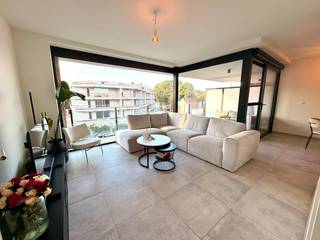 Dit energiezuinige en recente appartement in Kuringen wordt te huur aangeboden en is de perfecte woonst voor wie op zoek is naar modern comfort. De verhuur van dit pand biedt een unieke kans om te genieten van een rustige omgeving met de nabijheid van een bruisende stad. <br /><br />Daarnaast biedt het gebouw extra comfort met een gemeenschappelijke wasplaats die is uitgerust met wasmachines en droogmachines. Op verdieping -1 beschikt u over een privatieve autostaanplaats, een kelderberging en een gemeenschappelijke fietsenstalling.<br /><br />De locatie in Kuringen is een absolute troef. Alle voorzieningen zoals scholen, winkels en het openbaar vervoer bevinden zich op wandelafstand. Bovendien is er een vlotte verbinding met de autosnelweg, wat ideaal is voor pendelaars. <br /><br />De indeling van het appartement is als volgt:<br /><br />Verdiep +2: <br /><br />- Inkomhal<br />- Lichtrijke leefruimte<br />- Volledig uitgeruste keuken<br />- 2 slaapkamers<br />- Badkamer met een moderne douche <br />- Apart toilet <br />- Praktische berging<br />- Aangenaam terras<br /><br />Verdieping -1:<br /><br />- Kelderberging<br />- Autostaanplaats<br />- Gemeenschappelijke fietsenstalling<br /><br />De snelste manier om een bezoek te brengen aan dit appartement? Vraag je bezoek aan via de rode knop op onze website (www.dewaele.com).<br /><br />Telefonisch kunnen er geen afspraken gemaakt worden. Bij andere vragen kun je ons telefonisch contacteren via 011 30 50 50.<br /><br />Tot binnenkort