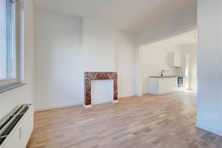 <p><span>Dit </span><span>instapklare gelijkvloers appartement </span><span>staat te koop in de </span><span>Dennenlaan </span><span>in Wilrijk. Op wandelafstand vinden we het </span><span>centrum van Wilrijk</span><span>, </span><span>Park Den Brandt</span><span>, het Middelheim, verschillende winkels en scholen alsook het openbaar vervoer.</span></p><p><span> </span></p><p><span>Het appartement is gelegen op de gelijkvloerse verdieping van een </span><span>kleinschalig gebouw</span><span> met slechts 4 appartementen. Het gelijkvloerse appartement heeft een oppervlakte van zo'n 60m² met een </span><span>zonnige tuin en terras van 55m²</span><span>. Bovendien onderging het volledige gebouw in 2024 een opfrissing. </span></p><p><span> </span></p><p><span>Indeling</span></p><p><span>- inkomhal</span></p><p><span>- apart toilet</span></p><p><span>- berging met aansluitingen wasmachine en droogkast</span></p><p><span>- woonkamer en eetkamer</span></p><p><span>- open geïnstalleerde keuken</span></p><p><span>- tuin met terras (55m²); tuin wordt nog aangelegd</span></p><p><span>- slaapkamer 1 (11m²) met aansluitend de badkamer met douche en lavabo</span></p><p><span>- ruime privatieve kelder</span></p><p><span> </span></p><p><span>Algemeen gebouw</span></p><p><span>- aparte nutsvoorzieningen</span></p><p><span>- vernieuwd dak met isolatie</span></p><p><span> </span></p><p><span>Troeven</span></p><p><span>- top ligging in Wilrijk</span></p><p><span>- veel lichtinval</span></p><p><span>- conforme elektriciteit</span></p><p><span>- nieuwe CV-ketel</span></p><p><span> </span></p><p><span>Ben jij geïnteresseerd in dit gelijkvloers appartement te koop in Wilrijk, ben je op zoek naar ander vastgoed of wens je de waarde van jouw eigendom te kennen? Dan ben je bij BOLT immo aan het juiste adres! Wij helpen jou graag verder.</span><span> </span></p>