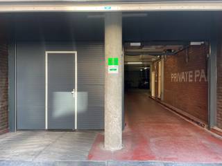 Deze overdekte autostaanplaats bevindt zich in de Lange Kruisstraat 31-47, in residentie Cyriel Buysse, op een uiterst centrale ligging in...