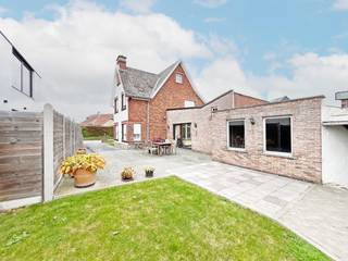 Deze charmante woning werd oorspronkelijk gebouwd in 1957 en is vrij rustig gelegen langs de Lindestraat te Nederzwalm-Hermelgem (Zwalm) op de grens met Oudenaarde (Welden). Men bevindt zich hier in de onmiddellijke omgeving van velden, wegeltjes, ... doch geniet de woning een vrij vlotte verbinding (Munkzwalm, Oudenaarde, ...). Het huis is volledig op te frissen anno 2026.<br />Indeling: op het gelijkvloers: inkom, gezellige leefruimte en eetplaats met kachel, ruime leefkeuken, veranda, wasplaats, toilet, berging, inpandige garage (met zoldertje), ...<br />Op de verdieping: 3 ruime slaapkamers, badkamertje met ligbad, lavabo en toilet. <br />Er is een zolder, bereikbaar via valluik en er is een droge kelder.<br />Buiten is er nog het terras, de zuidoost georiënteerde tuin, tal van bergruimtes en garage ... vooraan de woning zijn 2 opritten en aan de zijkant van het perceel is nog een inrit.<br />LEUK RENOVATIEPROJECT MET STEVIGE BASIS EN TAL VAN MOGELIJKHEDEN!!<br />Verwarming op stookolie, houten ramen met enkel glas, EPC 889 kWh/(m² jaar), label F (renovatieplicht), bewoonbare oppervlakte volgens EPC: 135 m² (kelder, zolders, garage en koterijen niet meegerekend), elektrische installatie niet conform het AREI, KI: €401. <br />Geen vergunning, woongebied met landelijk karakter, geen rechterlijke herstelmaatregel of bestuurlijke maatregel opgelegd, geen voorkooprecht, verkavelingsvergunning. P-score: D, G-score: D. Geen risicozone voor overstromingen. <br />U kan de beschikbare attesten bij verkoop downloaden via de website janssens-leroy.be.