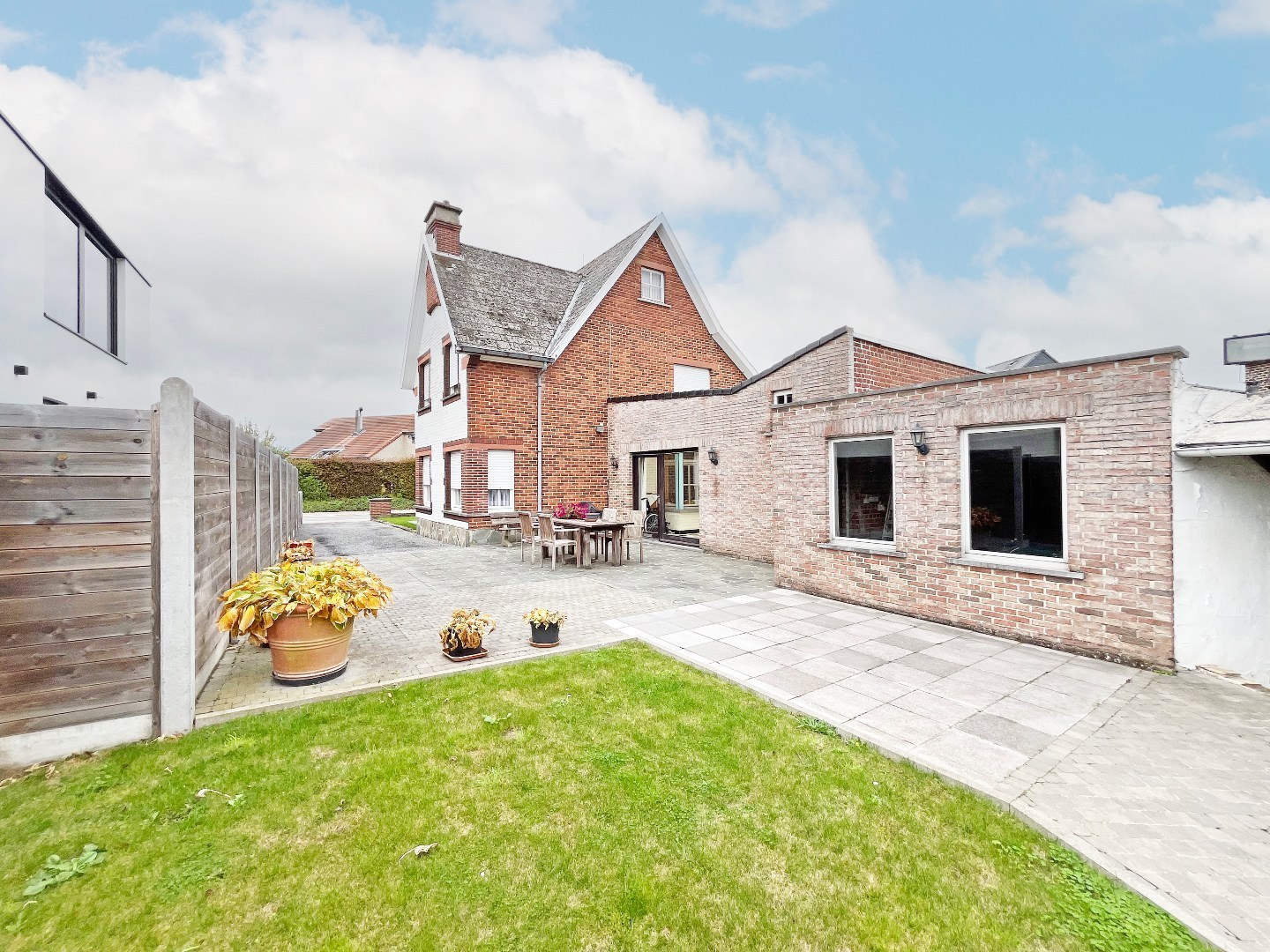 Ruime, solide jaren '50 woning met 2 garages te Nederzwalm - foto 1