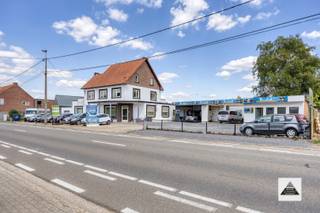 De woning is goed gelegen langs de Burgemeester Henrylaan. De weg van Dilsen- Stokkem (Rotem) naar Neeroeteren (Maaseik). Er is nu rechts een...