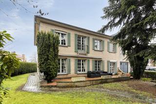 This charming semi-detached building, located in the dead-end Rodebeukendreef, is located in an extremely quiet and popular location in Sint-Andries. This property is situated on a 453 m² plot and offers an excellent base for those looking for a family home with substantial potential in a strategic location near the center of Bruges and major access roads.Layout as follows:Ground floor:- Entrance hall with guest toilet and cloakroom- Bright/expansive living space with a view of the front yard- Kitchen- Storage room followed by the laundry room- Porch1st floor:- Spacious nighthall- 4 full bedrooms- 1 multipurpose smaller room, perfect as a desk- Bathroom with bath and toiletExtra:- Garage available- Garden shedThis property is subject to the renovation obligation imposed by the Flemish government for residential buildings (unless demolished within 5 years of purchase). For more information, consult the website of the Flemish Energy and Climate Agency at https://www.vlaanderen.be/een-woning-kopen/renovatieverplichting-voor-residentiele-gebouwen