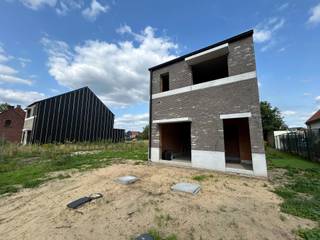 Nieuwbouwwoning in een doodlopende straat in nabij centrum Merelbeke<br /><br />Casco woning vanaf €370.000 exclusief kosten <br /><br />EPC-score: A<br /><br />Nabij het centrum van Merelbeke vindt u dit eigentijdse nieuwbouwproject in een rustige doodlopende straat zonder doorgaand verkeer. Het centrum van Merelbeke ligt op slechts 15 minuten van het bruisende Gent. De gemeente zelf heeft echter ook veel te bieden. In de nabije omgeving zijn er tal van voorzieningen zoals winkels, supermarkten, sportvoorzieningen, horeca, openbaar vervoer... Één van de grootste troeven is de bereikbaarheid van de gemeente met de opritten van de E17,E40 en R4 in de nabije omgeving. <br /><br />Het kleinschalige project in de Jozef Hebbelynckstraat bestaat uit 5 nieuwbouwwoningen met een tijdloze look and feel. Er is keuze tussen gesloten en half-open woningen. De woningen bezitten een mooie grote leefruimte met open keuken en aansluitend de berging. Dankzij de grote raampartijen in de leefruimte geniet de woning van veel licht en geeft ze u een open groen zicht op de gezellige tuin. Alle woningen beschikken over 3 slaapkamers (mogelijkheid tot maken van 5 slaapkamers) een ruime badkamer met dubbele lavabo en inloopdouche en een apart toilet in de nachthal. Daarnaast beschikt elke woning nog over een zolder van +-30m2 met een vaste trap. De woningen beschikken telkens over een eigen oprit voor of langs de woning. Alle woningen worden uitgerust met een warmtepomp in combinatie met vloerverwarming en zonnepanelen en zijn hiermee uiterst energiezuinig. Daarnaast wordt het regenwater gerecupereerd en wordt er in elke woning een ventilatiesysteem type D voorzien. <br /><br />Bij de casco prijs moet nog 50.505 euro worden betaald voor geleverde diensten.<br /><br />De woning bevindt zich vlakbij het centrum van Merelbeke, de invalswegen,... <br />Verhuurwaarde:
€1.300<br />Zeer geschikt voor: starters, ouders met studerende kinderen, investeerders, meerwaardezoekers, gezinnen, ... <br /><br />CONTACT: Laura op 0473 41 35 62 of via info@vicusvastgoed.be