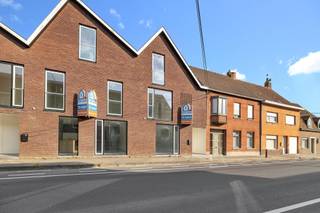<p>Deze <strong>nieuwbouwwoning</strong> maakt deel uit van een project van 5 nieuwbouwwoningen. Geen casco toestanden hier, maar een <strong>instapklare, kwalitatief afgewerkte woning</strong> met zeer mooie ruimtes, overladen met natuurlijke lichtinval. Indeling als volgt: inkom met living en keuken, toilet en berging op het gelijkvloers. Eerste verdieping met badkamer met Italiaanse douche, ligbad, dubbel badkamermeubel, drie slaapkamers en een toilet vervolledigen dit verdiep. Verdieping 2 : twee zeer ruime slaapkamers. Aangename <strong>onderhoudsarme tuin met zuidgericht terras</strong>. Deze woning is werkelijk instapklaar. Zelf de verfwerken zijn uitgevoerd en de woning is voorzien van de laatste technieken qua isolatie, ventilatie en verwarming.</p><p><strong>*Prijzen vermeld in de advertentie zijn exclusief btw en kosten. </strong>(Maatregelen opgenomen in het maatregelenregister: neen)</p>