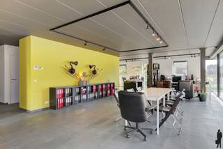 <strong>Huurprijs: € 2.450/maand</strong><br /><strong>Beschikbaar: in onderling overleg</strong><br />
<p>Deze prachtige commerciële ruimte biedt een breed scala aan mogelijkheden. <span>Dankzij de overvloedige raampartijen geniet dit eigendom van veel natuurlijk daglicht. </span>De ruimte is momenteel ingericht als kantoorruimte, met een grote open ruimte, een kitchenette, een toilet en een archief/opslagruimte. Bovendien zijn er twee ingangen, waardoor de commerciële ruimte gemakkelijk toegankelijk is, zelfs voor rolstoelgebruikers.</p>
<p>De locatie van dit eigendom is absoluut voortreffelijk: het bevindt zich op loopafstand van het station van Turnhout en slechts enkele minuten lopen van de Grote Markt van Turnhout. Voor automobilisten is er ook parkeergelegenheid beschikbaar in de ondergrondse parkeergarage, met in totaal 4 parkeerplaatsen. Dit is echt een unieke kans voor iedereen die op zoek is naar een veelzijdige commerciële ruimte op een uitstekende locatie.</p>
<span>Bijzonderheden: </span><br /><span>- Gunstig EPC label!</span><br /><span>- Oppervlakte: 125m²</span><br /><span>- 4 ondergrondse autostaanplaatsen optioneel bij te huren aan € 60/parkeerplaats per maand</span><br /><span>- Rolstoeltoegankelijk </span><br /><span>- Unieke locatie</span>