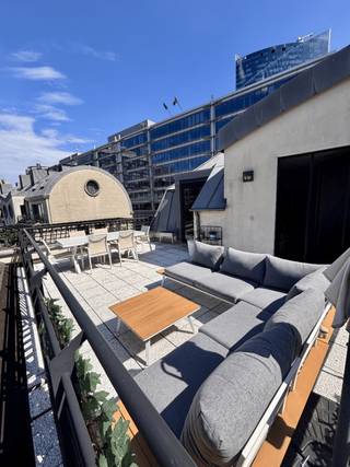 Unieke penthouse met terras van 30m²<br /><br />Bezichtigingen deze zaterdag en zondag (5-6 september) – neem contact op met de verkoper om een afspraak te maken: rueduprogres23@outlook.com of +32495931342<br /><br />***<br /><br />Een unieke penthouse op een steenworp van het Rogierplein, midden in de trendy "Manhattan"-wijk van Brussel. Je kan niet beter verbonden zijn: metrostation Kruidtuin (met zijn prachtige tuinen en concertzaal) ligt op één halte, De Brouckère en de historische binnenstad zijn een korte tramrit verwijderd, en het station Brussel-Noord ligt vlakbij.<br /><br />Dit lichte en ruime appartement van 96 m² op de bovenste verdieping omvat 2 slaapkamers en een woonkamer vol natuurlijk licht dankzij de grote ramen. Eikenhouten vloeren, LED-spots in alle kamers, en grote ingebouwde maatkasten in verschillende kamers met veel opbergruimte. De elektrische installatie is conform gekeurd, het gebouw beschikt over een lift, en het EPC-label is D.<br /><br />Het absolute pluspunt is het uitzonderlijke terras van 30 m², georiënteerd op het zuidwesten en volledig open, zonder enige belemmering voor de zon. Hierdoor geniet het terras de hele dag van veel licht. Het appartement beschikt daarnaast over een private kelder van 10 m² en biedt toegang tot een grote gemeenschappelijke tuin en fietsenstalling.<br /><br />Mogelijkheid tot aankoop van een ondergrondse parkeerplaats in het gebouw voor een meerprijs van € 25.000. Dankzij de aantrekkelijke ligging kan de parkeerplaats ook zeer gemakkelijk worden verhuurd, wat dit ook een interessante investeringsmogelijkheid maakt.