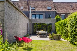 Deze unieke eigendom met praktijkruimte, atelier en veel woonoppervlakte is gelegen op een centrale ligging te koop in Olsene, dicht bij belangrijke invalswegen. Deze woning beschikt over 5 slaapkamers, praktijkruimte, atelier en kan dienen als kangoeroewoning.INDELINGGelijkvloers:Praktijkruimte met lavabo, wc en berging - inkomhal - apart toilet - lichtrijke leefruimte (houthaard) met aansluitende eetkamer - open keuken (oven, microgolf, vaatwas, kookplaat, dampkap) - atelier (120 m²) - oprit met staanplaatsen - prachtig ecologische tuin - terrasEerste verdiep:Nachthal - open keuken - eetkamer - leefruimte - slaapkamer 1 - slaapkamer 2 - wasruimte - badkamer (douche, bad, dubbele lavabo)Tweede verdiep:Nachthal - slaapkamer 3 - slaapkamer 4 - slaapkamer 5ALGEMENE INFO- grondoppervlakte 1.235m²- mogelijkheid kangoeroewoning- centrale verwarming op stookolie- atelier met dubbele poort (120 m²)- achterbouw van 2010- kelder aanwezig- overal dubbele beglazingInteresse in deze eigendom? Contacteer onze makelaar Rob voor meer info of een bezoek ter plaatse via 0493 25 35 89 of waregem@dewaele.com.De eigendom wordt aangeboden via de Pre-sale formule. Op 20/06/2026 tussen 09:00 en 10:30 kan u de woning op afspraak komen bezichtigen en een bod uitbrengen. De vermelde prijs is een instelprijs. Voor meer info, gelieve contact op te nemen met de dossierverantwoordelijke.Bestuursmaatregelen in het maatregelenregister: nee