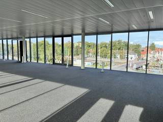 At an absolutely visible location on the corner of the Bruges ring with the Baron Ruzettelaan, we offer a representative office space in the high-quality Business Center “Katelijnepoort”. The office is located on the third and top floor of this modern new-build complex and has a net area of 327 m². In addition, there is the unique option to rent the adjacent office, bringing the total net office area to no less than 500 m².<br /><br />The building is characterised by a high-quality finish, advanced techniques and a flexible layout. The façade is stylishly finished in Azul Bateig (Portuguese natural stone) and has extra insulating glazing. Inside, you can enjoy optimal working comfort thanks to computer floors with carpet tiles, acoustic ceilings and environment-controlled blinds. In terms of management and sustainability, the building is also future-oriented, equipped with a sophisticated badge and key pyramid, highly automated fire fighting, rainwater recovery and water buffering.<br /><br />The location not only guarantees maximum visibility along an important access road, but also excellent accessibility. Bruges station and various bus stops are in the immediate vicinity, and the historic center is also within walking distance.<br /><br />The property tax and an advance on the costs for the general parts are borne by the tenant.<br /><br />Interested in locating your company at this excellent location? Contact us today for more information or to schedule a visit.