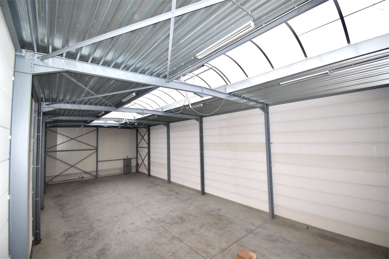 Ruime opslagruimte in industrie-zone te Ruiselede. - foto 4