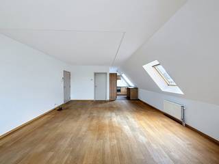 <p>Dit appartement met één slaapkamer van ±74 m², gelegen op de 2e verdieping, is ideaal gelegen in het hart van Waterloo, in een levendige wijk op een steenworp afstand van winkels, openbaar vervoer en restaurants. Het zal u bekoren met zijn royale afmetingen en uitzonderlijke lichtinval. Bij binnenkomst ontdekt u een prachtige woonruimte van ±50 m² met schuin dak, voorzien van een volledig uitgeruste keuken, die een mooie leefruimte biedt. Het slaapgedeelte bestaat uit een hal die toegang geeft tot een grote slaapkamer van ±25 m² en een badkamer. Raming van de kosten: 150 €/maand (gemeenschappelijk). Extra voorzieningen: thermostaat en videofoon. Gemeenschappelijke parkeerplaats (binnen en buiten) vrij. EPC: B. Afmetingen ter indicatie.<br /><br /></p>
<p><u>Op de 2e verdieping onder het schuine dak - A2.1<br /><br /></u></p>
<p>- Inkomhall - toilet</p>
<p>- Woonkamer met schuin dak van ±50 m²</p>
<p>- Volledig uitgeruste keuken</p>
<p>- Slaapgedeelte</p>
<p>- 1 grote slaapkamer van ±25 m²</p>
<p>- Badkamer</p>
<p></p>
<p>Raming van de kosten: 150 €/maand (gemeenschappelijk)</p>
<p>Individuele gasketel</p>
<p>Gemeenschappelijke parkeerplaats (binnen en buiten)</p>