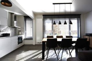 INDIEN U EEN BEZOEK WENST IN TE PLANNEN GELIEVE EEN BEZOEK AAN TE VRAGEN VIA WWW.HILLEWAERE.BE VIA DE RODE KNOP<br /><br />In een rustige straat op wandelafstand van het kanaal en op een boogscheut van de stad vinden we dit gelijkvloers appartement. Het werd degelijk gerenoveerd en piekfijn onderhouden.<br /><br />Indeling:<br />Via de open inkomhal betreed je onmiddellijk het woongedeelte. Hier heb je een volledig ingerichte open keuken (vaatwasser, koelkast met vriesvak, oven en keramische kookplaat) en voldoende ruimte om een gezellige eet- en zithoek te creëren. De lamellen blijven hangen en zorgen voor extra privacy. Aan de keuken is een kleine berging om je wasmachine te plaatsen en hier kan je eventueel nog wat extra spullen opbergen. In de hal bevindt zich een apart toilet. De badkamer is voorzien van een inloopdouche, dubbele wastafel en handdoekwarmer. Aan de achterzijde van het appartement zijn 2 slaapkamers voorzien. De masterbedroom is extra ruim en heeft een mooie ingemaakte kast. Via de 2de slaapkamer kan je het terras betreden. <br /><br />De huur omvat tevens een garagebox die zich pal tegenover de achterinkom van het appartement bevindt. Extra handig, zo hoef je niet ver te sleuren met boodschappen.<br /><br />Bijzonderheden:<br />- Beschikbaar vanaf 1 mei 2026<br />- Lamellen aanwezig<br />- Servicekosten: 50 €/maand<br />- Voorschot verwarming: 100 €/maand