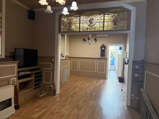 Deze woning is gelegen direct in een uit het centrum van Sint-Niklaas en kent volgende indeling: inkomhal met berging of voorplaats, gezellige leefruimte met glaswerk in lood verwerkt. Sas naar de (kleine) badkamer. De keuken is gelegen achteraan de woning, deze is voorzien van toestellen. Apart toilet en deur naar buiten toe, ingesloten stadstuintje met stuk overdekt terras. Op de verdieping zijn er 2 slaapkamers aanwezig. Trap naar de 2e V waar de derde slaapkamer/hobbykamer zicht bevindt. Ideaal voor wie nog wat werk uit de mouwen wil steken! extra's: verwarming met gaskachels, elektriciteit niet conform.