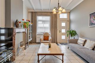 Te centrum Asse vinden we deze prima onderhouden woning, voorzien van nieuw dak, dubbele beglazing en een cv ketel op aardgas. De woning omvat een ruime en knusse leefruimte, achterliggende eetplaats met lichtstraat en een leefkeuken met zicht op tuin en terras. Verder is er een badkamer met ligbad, meubel en toilet. Op het verdiep zijn er 2 ruime slaapkamers en een vaste trap naar de nog in te richten zolder. Eveneens hebben we hier een droge kelder, handig als koele berging. Achteraan de tuin vinden we een tuinhuis. De nieuwe ramen zijn voorzien van rolluiken en het terras beschikt over een zonneluifel. Mogelijkheid tot het bijkopen van een garage aan €15000. Topper ! Voor meer inlichtingen of een bezoek, contacteer Veronique 0483/676579