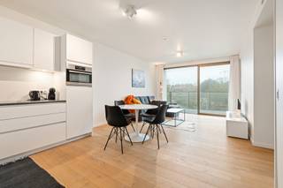 <p>Modern nieuwbouwappartement op de tweede verdieping van residentie 't Zout in Sint-Idesbald.<br /><br />Inkomhal met ingemaakte vestiairekast, ruime woonkamer uitgevend op een aangenaam terras, ingerichte open keuken, grote slaapkamer, badkamer met inloopdouche en toilet, afzonderlijk toilet. Prachtige afwerking! Mogelijkheid tot aankoop garage.<br /><br />Restaurant, fitnessruimte, buitenterras, sauna, fietslokaal.<br /><br />Verlaagd btw-tarief (12 %) en vrijstelling van onroerende voorheffing.</p>
