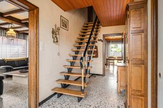 Op een ruim perceel van 551m² bevindt zich deze goed onderhouden woning in een rustige, residentiële wijk van Kortemark. Dankzij de centrale ligging geniet je hier van een perfecte balans tussen privacy, bereikbaarheid en dagelijks comfort.<br /><br />De woning beschikt over drie volwaardige slaapkamers, ideaal voor een gezin of wie graag extra ruimte heeft voor een thuisbureau, hobbykamer of logeerkamer. De lichte leefruimte vormt het hart van de woning, met via een veranda, een aangename connectie naar de tuin. De praktische keuken en badkamer maken het plaatje compleet. De verdieping heeft de mogelijkheid om een bijkomende douchekamer of toilet te installeren.<br /><br />Buiten vind je een grote, verzorgde tuin waar je volop kan genieten van rust, groen en privacy. De garage biedt extra bergruimte en veilige parkeermogelijkheden.<br /><br />Wens je meer info of een bezoek, contacteer Bruno 0496 234126 of bruno.vanthuyne@acasa.immo