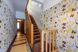 <p><span>Ruime te renoveren woning (6,5 m breed - 4 SLK) met stadstuin. Naast Xaveriuscollege.</span></p><p><span> </span></p><p><span>Indeling:</span></p><p><span>Inkomhall met daarachter een sas met een gastentoilet en een vestiairekast. Woonkamer (7,91 x 4,23) met een visgraatparket. In het verlengde een ingerichte verouderde keuken met terzijde een berging. Schuifraam naar de tuin.</span></p><p><span>Belendend aan de keuken een kamer (4,00 x 3,10), ideaal om het bestaande keukenvolume uit te breiden.</span></p><p><span>Grote kelder, onderverdeeld in twee kolenkelders en twee grotere ruimten.</span></p><p><span>Op de eerste verdieping een identieke indeling als op het gelijkvloers. Badkamer kan worden ingericht nabij het terrasje.</span></p><p><span> </span></p><p><span>Extra info:</span></p><p><span>- C.V.-brander werd vernieuwd in 2023.</span></p><p><span>- EPC: 544 kWh/(m² jaar), renovatieplicht is aan de orde.</span></p><p><span>- Deze wat grotere woning (182 m²) is te renoveren.</span></p>