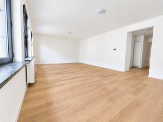 <strong>Nieuw volledig gerenoveerd 2 slaapkamer appartement ca. 114m² in de gegeerde tentoonstellingswijk vlakbij het groene Mastvest, openbaar vervoer, winkels, scholen, park, belangrijke in-en uitvalswegen. Er is een gemeenschappelijke tuin.</strong><br /><br /><span><strong>INDELING;</strong></span><br /><br /><span>U betreedt het gezellige appartement via de INKOMHAL ca. 1,75m </span><span>x 6m met mogelijkheid tot vestiaire.<br /><br /></span><span>De ruime en lichte LEEFRUIMTE ca. 7,7m x 4,8m gelegen op parket staat in verbinding met de volledig gerenoveerde KEUKEN ca.2,61m x 2,,56m die voorzien is van een vaatwasser, </span><span>anderhalve spoelbak, elektrisch vuur, dampkap en voldoende opbergkasten.</span><br /><br /><span>Via de NACHTHAL krijgt u toegang tot de slaapkamers en badkamer;</span><br /><br /><span>De MASTERBEDROOM ca. 3,8m x 4,6m gelegen op parket.</span><br /><br /><span>SLAAPKAMER 2 ca. 3,7m x 3,8m is eveneens gelegen op parket.<br /><br /></span>Hobbykamer: 2,7m x 2m op parket<br /><br /><span>De gerenoveerde BADKAMER ca. </span><span>2,1m x 3m is voorzien van een dubbele lavabo in een meubel, een toilet en een regendouche.<br /><br /></span><span>Achteraan het gebouw is er een tuin aanwezig waar de bewoners van het gebouw kunnen genieten van de zon!<br /><br />Privatieve KELDER inclusief.<br /></span><br /><strong>BIJZONDERHEDEN;</strong><br /><span>* Zeer licht en instapklaar gerenoveerd appartement<br />* Heel het appartement is gelegen op vernieuwd eiken parket</span><br /><span>* Goed onderhouden gebouw</span><br /><span>* Elektriciteit conform, dubbele beglazing</span><br /><span>* Kelder inclusief<br />* €77/maand (onderhoud van de lift, elektra gemeenschappelijke delen en beheer)<br />* Extra: kleine kamer dat kan dienen als dressing, hobbykamer of berging<br />* Mogelijkheid om het huren van een parking in het gebouw aan €100 + €5 algemene kosten per maand</span>