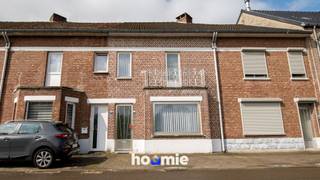 Ben je op zoek naar een woning met potentieel op een rustige locatie? Dan is deze woning in Oud-Vucht zeker een bezoek waard.<br />Gelegen in een rustige straat, omringd door groen en toch op slechts enkele minuten van winkels, scholen en andere voorzieningen. Hier woon je landelijk, zonder in te boeten aan bereikbaarheid.<br /><br />Troeven van de woning:<br />✔ 3 slaapkamers<br />✔ Vernieuwde badkamer<br />✔ Garage achter de woning<br />✔ Tuin <br />✔ Perceel van 3are<br />✔ Rustige ligging in het groene Oud-Vucht<br />✔ Winkels en voorzieningen vlakbij<br /><br />Extra praktisch<br />Hoewel het om een gesloten bebouwing gaat, beschikt de woning over een achterliggende servitudeweg. Hierdoor zijn de garage en tuin ook langs achter bereikbaar.<br />🏠 Woning → 🛤️ Servitudeweg → 🚗 Garage → 🌳 Tuin<br /><br />Ideaal voor fietsen, tuinmateriaal of om eenvoudig de garage te bereiken.<br /><br />De woning kan op verschillende vlakken verder gemoderniseerd worden, maar biedt een mooie basis voor starters, jonge gezinnen of handige renovatoren die graag hun eigen verhaal schrijven.<br /><br />Een rustige woonomgeving, veel groen in de buurt én toch alles binnen handbereik. Dat maakt wonen in Oud-Vucht zo aangenaam.<br /><br />📞 Interesse? Neem gerust contact op voor een bezoek. Misschien ontdek je hier wel jouw nieuwe thuis. 💙🏡