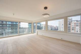 This luxuriously renovated corner apartment has an excellent location on the Heldenplein in Knokke-Heist, within walking distance of the beach, the Zeedijk, shops, restaurants and public transport. Thanks to its corner location and large windows, the living space enjoys a very pleasant light and a spacious feeling. In addition, the apartment offers a nice side sea view.<br /><br />The apartment was completely renovated with an eye for detail and quality materials and has a stylish and contemporary interior. The bright living space forms the heart of the home and offers plenty of space for a comfortable sitting area and a cozy dining area. The large windows here provide an abundance of natural daylight and enhance the open character of the apartment.<br /><br />The house also has two full bedrooms and two modern bathrooms, which provides extra comfort and privacy. The combination of the high-quality renovation, the contemporary finish, the practical layout and the side sea view makes this apartment particularly attractive as a second home on the Belgian coast.<br /><br />The location on Heroes' Square is also an important asset. The square and its surroundings will be further upgraded in the coming years thanks to the planned reconstruction, which can further enhance the attractiveness of this location and the immediate surroundings.<br /><br />In addition to personal use, this apartment also offers interesting investment opportunities. Vacation rentals are possible, so the house can be used as an investment property by the sea. As a result, the apartment is an interesting combination of personal use, rental options and potential long-term value retention.<br /><br />Finally, there is a possibility to purchase a closed garage within walking distance of the apartment. <br /><br />Great offer for those looking for an apartment with sea view in Knokke-Heist as a permanent home, second home or investment. <br /><br />Would you like more information or a visit? <br />Please contact our real estate expert Vandierendonck Arne at 0493 25 35 85 or arne.vandierendonck@dewaele.com<br /><br />Register of measures: no<br /><br />These AI visualizations are intended as inspiration. No technical specifications, urban planning regulations, or concrete realization possibilities were taken into account.