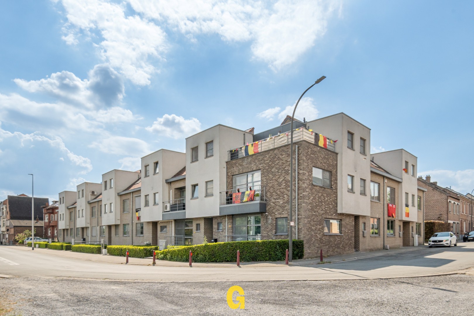 Knap afgewerkte rijwoning met 4 slaapkamers, 2 badkamers en standplaats met ruime kelderberging - foto 5