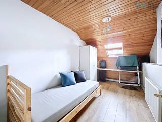 Info en bezichtigingen: maxime.l@weinvest.be of 02 315 77 22. <br />We Invest presenteert u exclusief deze duplex van 96 m² gelegen op de 1e verdieping van 2, rue du Prétoire 65 in Anderlecht. Het bestaat uit een lichte woonkamer, 4 slaapkamers, 2 doucheruimtes, een niet-ingerichte keuken en een kelder.<br />De woning is aan renovatie toe, maar biedt een mooie basis met zeker potentieel. <br />Het beschikt over PVC-ramen, dubbele beglazing, individuele gasverwarming en energieklasse F, met een verbruik van 332 kWh/m² per jaar en een CO₂-uitstoot van 66 kg.<br />De wijk biedt een aangename woonomgeving, met talrijke winkels, lokale voorzieningen en een goede bereikbaarheid met het openbaar vervoer. De locatie biedt dagelijkse toegankelijkheid en is tegelijkertijd goed verbonden met de rest van Brussel.<br />Pluspunten: klein mede-eigendom zonder gemeenschappelijke lasten, gunstige ligging nabij openbaar vervoer en winkels. Ideaal voor een gezin of als investering.<br />In de technische beschrijving staan 2 slaapkamers vermeld, maar er is een derde kamer ingericht in de woonkamer, wat een flexibelere indeling en een welkome extra ruimte biedt, afhankelijk van de behoeften van de koper.<br />Neem contact met ons op om een bezichtiging te regelen! Mis onze exclusieve aanbiedingen niet op WWW.WEINVEST.BE