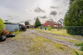 Op zoek naar een mooi perceel voor het realiseren van uw eigen woning? Aan de Haspershovenstraat te Pelt bieden wij deze bouwgrond met een oppervlakte van 444 m² te koop aan.<br />Het perceel is kadastraal gekend als Pelt, 1ste afdeling/Overpelt, sectie A, nummer 0504YP0000 en heeft volgens de kadastrale gegevens een oppervlakte van 444 m².<br />Het perceel maakt deel uit van een oude, nog geldende verkaveling. De verkavelingsvoorschriften voorzien een residentiële bestemming, waarbij per perceel één woning is toegelaten. Gebouwen met meerdere woongelegenheden zijn uitgesloten.<br />Volgens de verkavelingsvoorschriften gelden onder meer volgende bouwmogelijkheden voor alleenstaande woningen:<br />residentiële ééngezinswoning;<br />inplanting volgens het verkavelingsplan;<br />minimaal 3,50 m afstand tot de zijdelingse perceelsgrenzen;<br />maximale bouwdiepte van 15 meter, inclusief aanhorigheden;<br />maximale kroonlijsthoogte van 6 meter;<br />dakhelling tussen 25° en 50°.<br />De oorspronkelijke verkaveling voorziet bovendien een bouwlijn op 5 meter van de bestaande rooilijn.<br />Dankzij de oppervlakte van 444 m² vormt dit perceel een interessante opportuniteit voor wie een eigen woning wil realiseren in Pelt, met een goede bereikbaarheid naar het centrum en de omliggende gemeenten.<br /><br />Troeven<br /><br />Bouwgrond van 444 m²<br />Top locatie in Pelt<br />Bestaande verkaveling<br />Bestemd voor residentieel wonen<br />Mooie mogelijkheid voor het bouwen van een ééngezinswoning<br />Goede bereikbaarheid<br /><br />Interesse?<br /><br />Neem contact op met ons kantoor voor bijkomende informatie, de verkavelingsvoorschriften of een afspraak ter plaatse.<br />De vermelde bouwmogelijkheden zijn gebaseerd op de beschikbare verkavelingsdocumenten. Kandidaat-kopers wordt aangeraden hun concreet bouwproject voorafgaandelijk af te toetsen bij de dienst Omgeving van de gemeente Pelt.