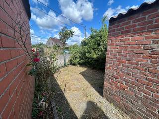 Deze te renoveren woning is goedgelegen qua bereikbaarheid. Garage en uitweg achteraan. Veel potentieel en ideaal voor handige harry's. Bovendien...