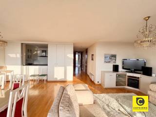 <h1><span>Hoekappartement met 3 slaapkamers en 2 terrassen op toplocatie</span></h1><p><span>Ruim en lichtrijk hoekappartement met 3 slaapkamers, 2 terrassen en een uitstekende bereikbaarheid.</span></p><p><span>Dit aangename appartement geniet van een centrale en uiterst gunstige ligging. Lokale winkels zoals supermarkt Delhaize, bakkerij Smouts en traiteur Finebek bevinden zich vlakbij. Ook het openbaar vervoer, scholen, sportfaciliteiten en verschillende parken zijn op wandelafstand bereikbaar.<br />Dankzij de vlotte verbinding met de autosnelweg bent u bovendien snel onderweg richting Antwerpen, Mechelen en Brussel.</span></p><p><span>Het appartement heeft volgende indeling:</span></p><h3><span>Inkomhal</span></h3><p><span>U betreedt het appartement via een verzorgde centrale inkomhal op laminaatvloer. Deze is uitgerust met een veiligheidsdeur en parlofoon.</span></p><h3><span>Leefruimte & keuken</span></h3><p><span>De ruime leefruimte van maar liefst 40 m² geniet dankzij de grote schuiframen aan de voorzijde van een aangename natuurlijke lichtinval.<br />Vanuit de leefruimte heeft u rechtstreeks toegang tot het overdekte terras aan de voorzijde, een fijne plek om in alle rust te genieten.<br />De keuken is afgewerkt met een tegelvloer en beschikt over een uitgebreide uitrusting, waaronder:</span></p><p><span>- dubbele spoelbak<br />- koelkast<br />- diepvriezer<br />- vaatwasser<br />- elektrisch kookvuur</span></p><h3><span>Slaapkamers & badkamers</span></h3><p><span>Via de nachthal bereikt u de drie slaapkamers aan de achterzijde van het appartement, met oppervlaktes van respectievelijk 12 m², 12 m² en 18 m². Alle slaapkamers bieden bovendien toegang tot het terras aan de achterzijde.</span></p><p><span>De tweede badkamer is uitgerust met een douche, lavabo, wasmachine en droogkast.</span></p><p><span>In de nachthal bevindt zich daarnaast een apart tweede toilet.</span></p><h3><span>Terrassen & berging</span></h3><p><span>Dankzij de twee ruime terrassen, zowel aan de voor- als achterzijde van het appartement, kunt u op verschillende momenten van de dag genieten van het buitenleven en de zon. Beide terrassen bieden bovendien de nodige privacy.</span></p><p><span>Verder beschikt het appartement over een privatieve kelderberging. Voor fietsen kunt u gebruikmaken van de gemeenschappelijke fietsenberging.</span></p><h2><span>Huurprijs, kosten & beschikbaarheid</span></h2><p><span>Huurprijs:</span><span> 1.300,00/maand<br /></span><span>Provisiekosten:</span><span> 200,00/maand<br /></span><span>(provisie voor water, minuterie en onderhoud van de gemeenschappelijke delen)</span></p><p><span>Onmiddellijk beschikbaar.</span></p><h2><span>Extra troeven</span></h2><p><span>- 3 ruime slaapkamers<br />- 2 ruime terrassen<br />- Privatieve kelderberging<br />- Centrale en vlot bereikbare ligging<br />- Vlotte verbinding met Antwerpen, Mechelen en Brussel!</span></p>