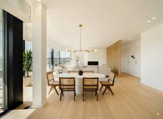 Gelegen aan de rand van de Golfbaan van Sterrebeek, met panoramisch uitzicht op de baan, lichte penthouse met 3 slaapkamers van ± 258 m² bruto...