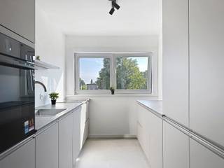 <p><span>Bent u op zoek naar een verzorgd en instapklaar appartement waar u onmiddellijk uw thuis van kunt maken? Dan is dit volledig gerenoveerde appartement op de tweede verdieping zeker een bezoek waard!</span></p>
<p><span>Gelegen in een kleinschalig gebouw met slechts drie appartementen, geniet u hier van een rustige woonomgeving én het grote voordeel dat er </span><strong><span>geen algemene gemeenschappelijke kosten</span></strong><span> zijn.</span></p>
<p><span>De ruime leefruimte in L-vorm biedt tal van indelingsmogelijkheden en beschikt over een gezellige bureelhoek, ideaal voor wie regelmatig van thuis uit werkt. De volledig uitgeruste keuken is voorzien van alle hedendaagse comfort en sluit perfect aan op de leefruimte.</span></p>
<p><span>Verder beschikt het appartement over:</span></p>
<ul>
<li><span>Twee volwaardige slaapkamers.</span></li>
<li><span>Een modern ingerichte badkamer met stijlvolle inloopdouche.</span></li>
<li><span>Een apart toilet.</span></li>
<li><span>Een aangenaam terras waar u in alle rust kunt genieten.</span></li>
<li><span>Een praktische en doordachte indeling met veel natuurlijk licht.</span></li>
</ul>
<p><span>Dankzij de kwalitatieve renovatie verkeert het appartement in uitstekende staat en is het onmiddellijk beschikbaar.</span></p>
<p><strong><span>Troeven:</span></strong></p>
<ul>
<li><span>Volledig gerenoveerd</span></li>
<li><span>Twee slaapkamers</span></li>
<li><span>Ruime woonkamer met bureelhoek</span></li>
<li><span>Volledig uitgeruste keuken</span></li>
<li><span>Terras</span></li>
<li><span>Badkamer met inloopdouche</span></li>
<li><span>Apart toilet</span></li>
<li><span>Kleinschalig gebouw met slechts 3 appartementen</span></li>
<li><strong><span>Geen algemene gemeenschappelijke kosten</span></strong></li>
</ul>
<p><span>Interesse? Neem vandaag nog contact op met </span><strong><span>Van Reeth Vastgoed</span></strong><span> voor meer informatie of een bezoek. Dit appartement combineert comfort, rust en een uitstekende prijs-kwaliteitverhouding.</span></p>
<p><span></span></p>