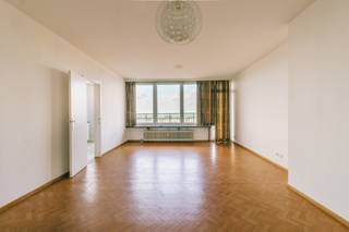 <p>Op de vijftiende verdieping van een verzorgde residentie, pal in het hart van Wilrijk, bevindt zich dit lichtrijke appartement met een adembenemend uitzicht over Antwerpen en de omliggende regio. Dankzij de centrale ligging bevinden alle voorzieningen zoals winkels, scholen en parken zich op wandelafstand – een absolute troef!</p><p>Het appartement omvat een inkomhal, een apart gastentoilet, een ruime en lichte woonkamer, een verzorgde keuken, een badkamer, twee comfortabele slaapkamers en twee aangename terrassen.</p><p>Verder beschikt het appartement over een individuele kelder, een private garagebox en toegang tot een gemeenschappelijke fietsenberging.</p>