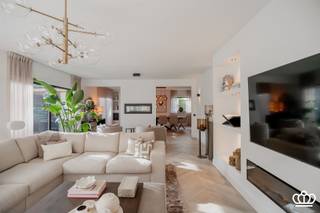 Schitterende recent gerenoveerde villa, kwaliteitsmaterialen en stijlvolle afwerking, veel ruimte en topligging te Essen-Heikant! (met o.a. 6 à...