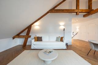 Met gepaste trots stellen wij u dit volledig gerenoveerd appartement voor op een toplocatie in het centrum van Hove. Dit appartement met...