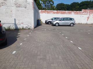 <p><strong>Bovengrondse afgesloten autostaanplaats in de Steenweg op Gierle 150 (P002) te Turnhout. Beschikbaar: onmiddellijk.</strong></p>
<p><strong>Ligging:</strong> gunstig gelegen op de Steenweg op Gierle te Turnhout. Vlot bereikbaar en belangrijke invalswegen.<span><br /></span></p>
<p><span><strong>Beschrijving:</strong> Minimale huurpreriode 1 jaar. Huurprijs: € 70,00 per maand.</span></p>