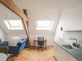 <strong>Instaplaar duplex 1 slpk-appartement met terras op een zeer gegeerde locatie – Sint-Pietersplein.</strong><br /><br /><em>Voor meer informatie: mail naar info@carloeggermont.be.</em><br /><br />Dit gebouw, een kleine residentie, bestaat uit vijf entiteiten waarvan er vier te koop worden aangeboden. Deze te koop aangeboden entiteiten bestaan uit drie bijzonder kwalitatief gerenoveerde appartementen met buitenruimte en een studio in een standingvol herenhuis.<br /><br />Het pand bevindt zich op een van de meest gegeerde locaties in Gent, namelijk het Sint-Pietersplein.<br /><br />Dit pand werd in 2018 bijzonder grondig gerenoveerd met oog voor detail. Het biedt een perfecte balans tussen hedendaags comfort en het behoud van originele elementen. Reeds bij het betreden van het gebouw ervaren we het herenhuisgevoel: prachtige originele terrazovloeren, moulures, hoge plafonds…<br /><br />We betreden dit appartement, gelegen op de derde en vierde verdieping, en bevinden ons eerst in een bijzonder aangename ruimte die plaats geeft aan de keuken met eetplaats en de woonkamer.<br /><br />Op de bovengelegen verdieping vinden we de slaapkamer met op maat gemaakte kast en toegang tot het terras met bijzonder weids zicht. Naastgelegen vinden we de badkamer die voorzien is van wastafel, douche en toilet.<br /><br />De zichtbare balken in combinatie met de gekozen materialen zorgen op beide verdiepingen voor een aangename beleving.<br /><br /><u>Daarnaast is het pand uitgerust met een lift, fietsenberging en praktische kelderbergingen, wat zorgt voor het nodige comfort.</u><br /><br /><strong>Kortom, een bijzondere opportuniteit voor wie op zoek is naar een appartement voor eigen gebruik, een waardevaste investering of ideaal voor studerende kinderen.</strong><br /> 