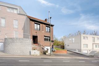 <h2>Te renoveren halfopen bebouwing op 8a22 in hartje Pellenberg</h2><p><strong>In het centrum van Pellenberg ligt deze te renoveren woning op een perceel van 8a22, op korte afstand van alle noodzakelijke voorzieningen en op slechts 7 km van Leuven.</strong></p><p></p><p><em>Heb je interesse en wil jij als eerste de kans grijpen om jouw droomwoning te ontdekken? We trappen onze verkoop af met een </em><strong><em>exclusieve “Avant-Première” op dinsdag 26/05 - woensdag 27/05 - donderdag 28/05</em></strong><em>. Plan nu jouw bezoek via de ‘Plan jouw bezoek’ knop. De richtprijs bedraagt 285.000 euro. De biedingstermijn loopt tot en met (datum). Bekijk hieronder het Avant-première reglement.</em></p><p></p><p>De inkomhal met ruimte voor een vestiaire biedt toegang tot de leefruimte met open keuken en het toilet.<br />Op de eerste verdieping bevinden zich de nachthal, de badkamer en twee ruime slaapkamers.<br />De zolderverdieping is bereikbaar via een vaste trap, waardoor het inrichten van een extra slaapkamer tot de mogelijkheden behoort.<br />De woning is onderkelderd en beschikt over een inpandige garage. Achter de woning bevinden zich een terras, tuintje, een atelier met loods en een carport.</p><p></p><p>Technisch gezien dient u rekening te houden met een EPC-score van 574 kWh/m²/jaar (label F), wat een renovatieverplichting met zich meebrengt. De elektriciteit is niet conform en het asbestattest vermeldt de aanwezigheid van één asbestmateriaal.</p><p></p><p>De ligging is praktisch met de lagere school, winkels en het openbaar vervoer op wandelafstand, terwijl ook de oprit van de E40 vlot bereikbaar is binnen 15 minuten. Ook een heel makkelijke verbinding naar het centrum van Lubbeek en Leuven bevindt zich op fietsafstand (7 km).</p><p></p><p><strong><em>Neem contact met ons op voor een bezoek ter plaatse om de renovatiemogelijkheden te bespreken.</em></strong></p>