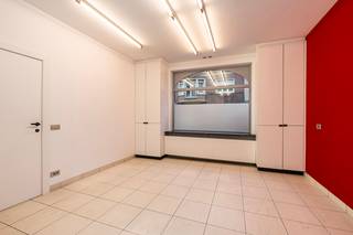 <p>Op zoek naar een ruime woning met tal van mogelijkheden op een centrale locatie? Aan de Guido Gezellelaan 125 in Deinze ontdekt u deze veelzijdige stadswoning met maar liefst 170 m² bewoonbare oppervlakte, drie ruime slaapkamers en een aangename buitenruimte.</p><p>De woning werd de voorbije jaren ingericht als kantoor, maar biedt dankzij haar praktische indeling en lichtrijke ruimtes heel wat mogelijkheden om er een gezellige gezinswoning van te maken.</p><p>Op het gelijkvloers bevinden zich verschillende lichtrijke ruimtes die perfect kunnen worden ingericht als een sfeervolle leefruimte met eetplaats en keuken. Achteraan geniet u van een tuin en terras, ideaal om in alle rust te ontspannen. In de foto's kunt u alvast een aantal impressies vinden.</p><p>De eerste verdieping omvat twee ruime slaapkamers, waarvan één met toegang tot een balkon. Op de tweede verdieping bevinden zich een derde volwaardige slaapkamer en de badkamer. Een kelder biedt bijkomende bergruimte.</p><p>Met een EPC-label C, een centrale ligging en tal van inrichtingsmogelijkheden is dit een interessante opportuniteit voor wie op zoek is naar een ruime stadswoning die volledig naar eigen smaak kan worden ingericht.</p><p>Ontdek zelf het potentieel van deze woning! Contacteer Dimitri van Altro voor meer informatie of een bezoek ter plaatse.</p>